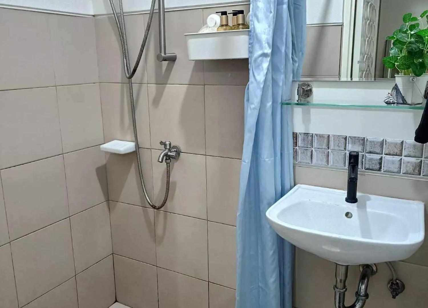 2Br Condo Unit With Washer, Inet, Desk Space, Ground Floor Davao City Lägenhet